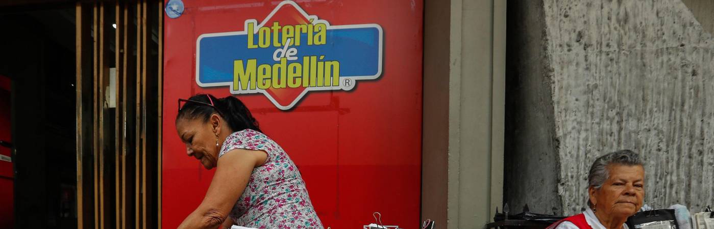 Venta de lotería en el centro de Medellín. FOTO: ARCHIVO - MANUEL SALDARRIAGA