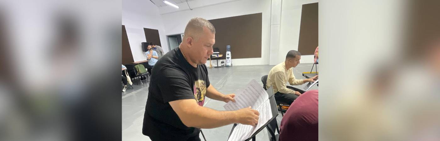 Renso Hincapié es el responsable de que cada uno de los músicos tenga al pelo las carpetas con las partituras. FOTO: JAIDER ESCOBAR