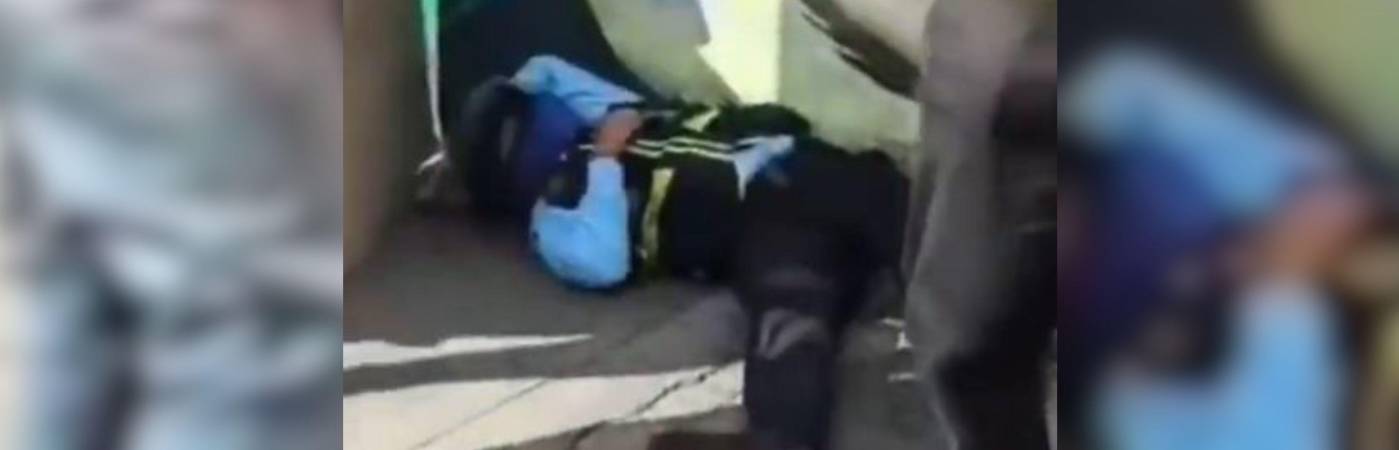 Varias personas socorrieron al agente de tránsito. FOTO: CAPTURA DE VIDEO ITAGÜÍ HOY