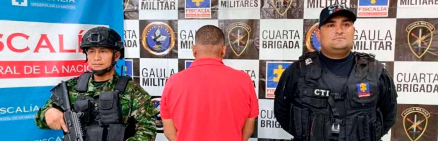 El funcionario de la UNP tras ser capturado en Medellín. /FOTO: CORTESÍA