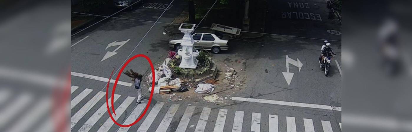 El hombre hizo varios viajes con bultos llenos de madera y escombros y los depositó en este lugar. FOTO: CAPTURA VIDEO SECRETARÍA DE SEGURIDAD DE MEDELLÍN