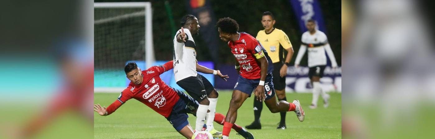 La defensa del DIM sigue mostrando falencias y les sigue pasando factura en cada juego. Kevin Mantilla (izq.) estuvo comprometido en dos goles. FOTO: LINA GASCA/COLPRENSA
