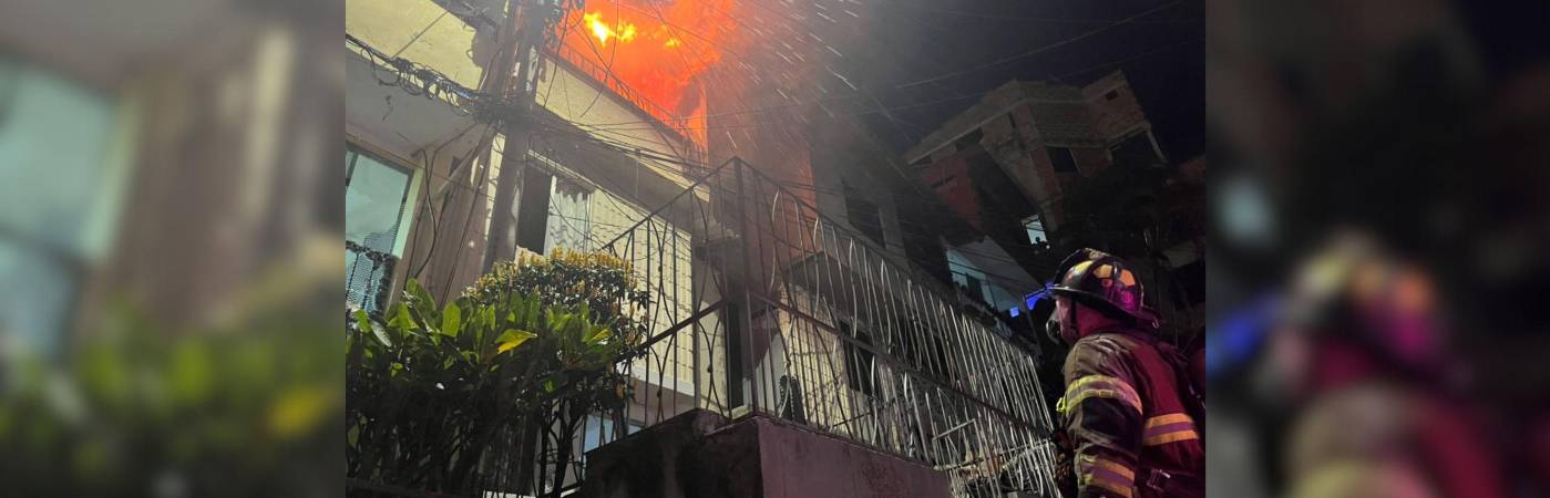 El incendio ocurrido en Bello afectó dos viviendas. FOTO: CORTESÍA CUERPO DE BOMBEROS VOLUNTARIOS DE BELLO