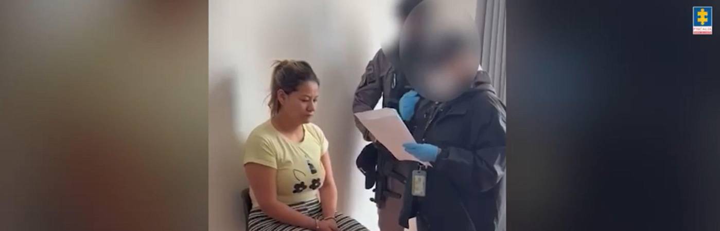 Este es el momento en el que a Nancy Catalina Agudelo Arango le notificaron los delitos por los que estaba siendo capturada. FOTO: CAPTURA DE VIDEO FISCALÍA