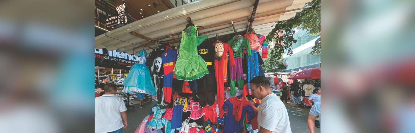 Son muchas las opciones que tienen los clientes en el Centro a la hora de elegir disfraz. FOTO: JAIDER ESCOBAR BUITRAGO