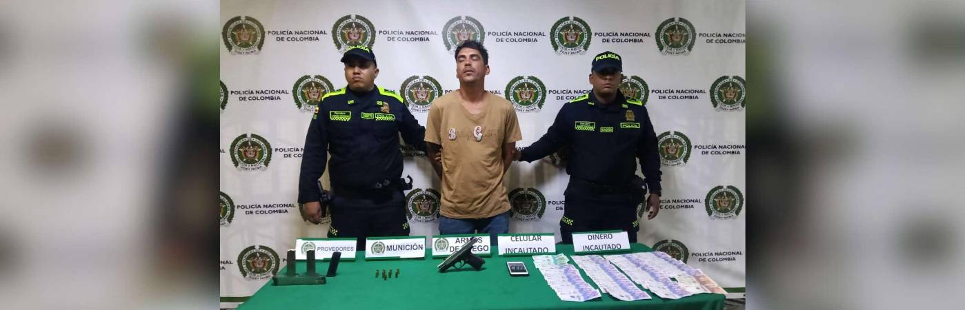 A Edwin Ermilson Sánchez García, alias Murdok, le encontraron una pistola, cartuchos y dinero en efectivo. /FOTO: Q’HUBO