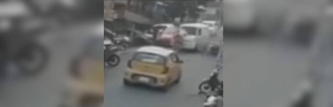 El accidente fue registrado en video por una cámara de seguridad. FOTO: REDES SOCIALES