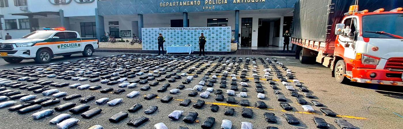 Los 600 kilos incautados en Caldas estaban escondidos entre la carga de un tractocamión. /FOTO: POLICÍA NACIONAL