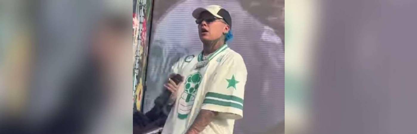 Blessd en el momento en el que le sacaron la piedra durante su presentación en Mallorca. /FOTOCAPTURA DE INSTAGRAM