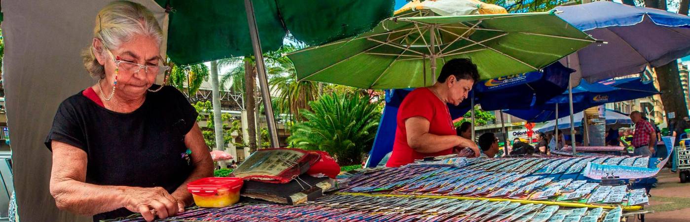 Vendedores de lotería en el centro de Medellín. /FOTO: ARCHIVO - CAMILO SUÁREZ
