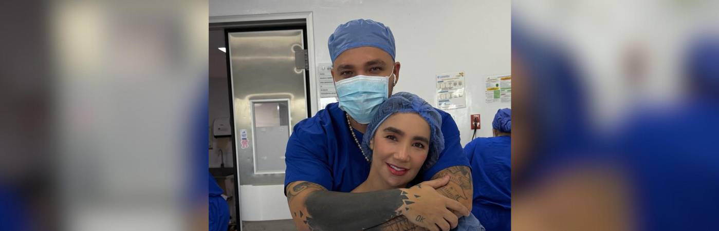 Los cantantes Jessi Uribe y Paola Jara en el hospital. FOTO: INSTAGRAM @jessiuribe3