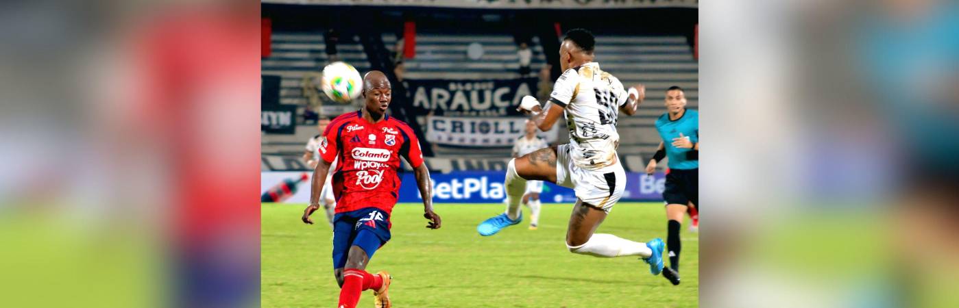 Los juveniles del DIM trataron de hacer un buen trabajo para respaldar a los titulares, como lo hizo Luis Piedrahita (izq.) en defensa. FOTO: RED SOCIAL X @Llaneros.