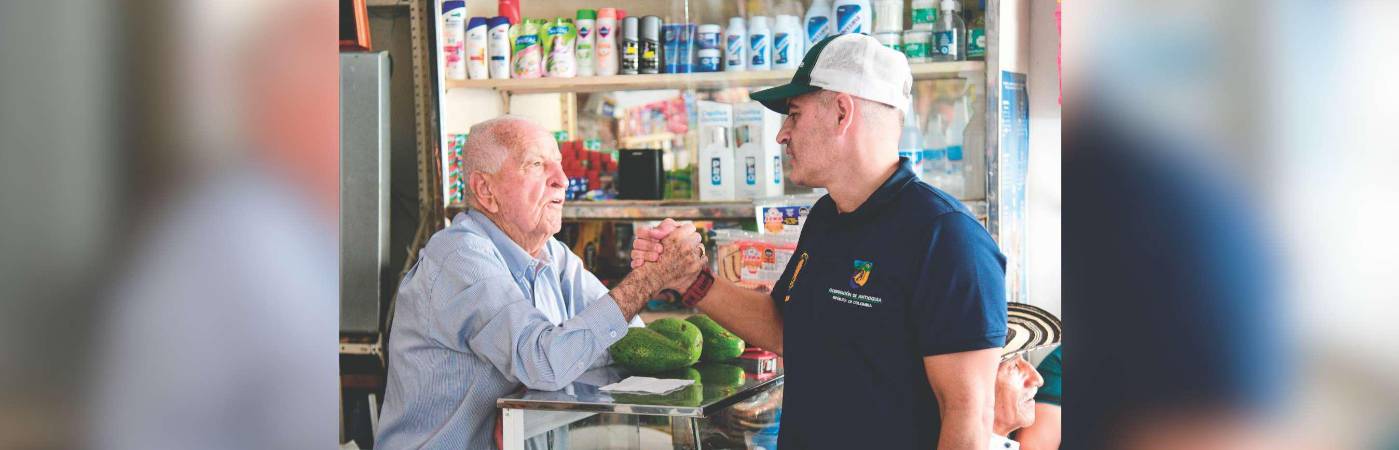 El propio gobernador de Antioquia, Andrés Julián Rendón, ha recorrido varios municipios anunciando la estrategia de Renta Vitalicia. /FOTO: GOBERNACIÓN DE ANTIOQUIA