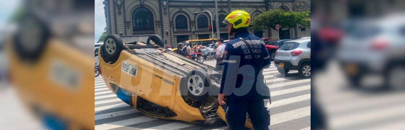 Uno de los taxis sufrió un volcamiento total. /FOTO: CORTESÍA