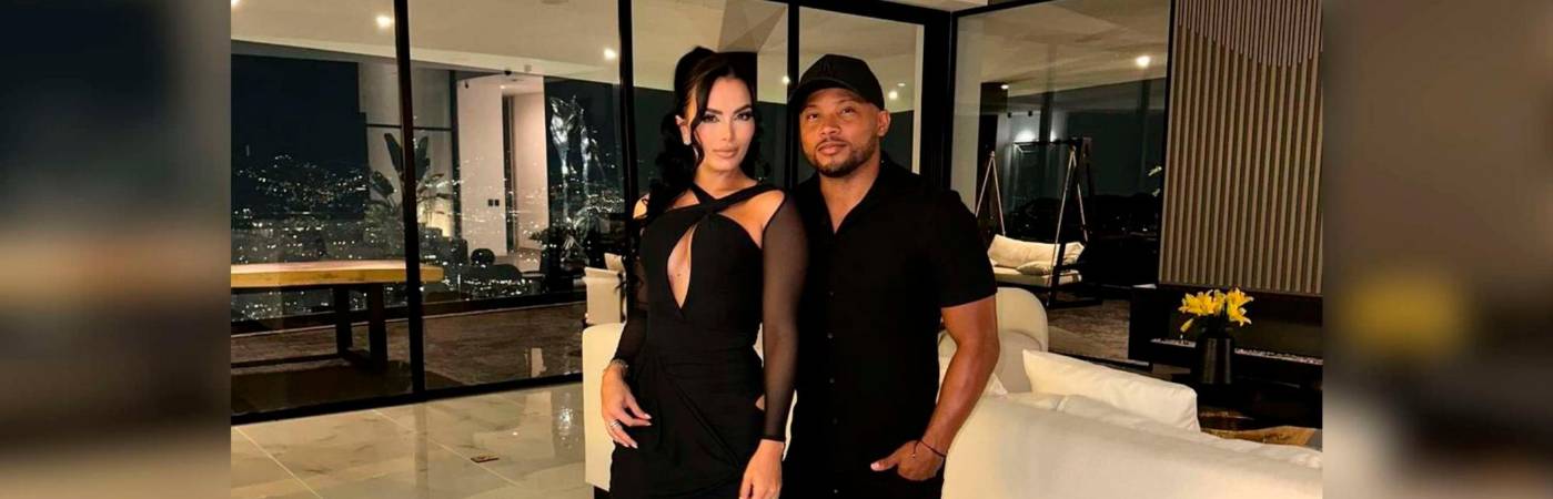 Camilo Zúñiga y su esposa Angélica Riaño en la sala de su casa. /FOTO: INSTAGRAM @camilozuniga18