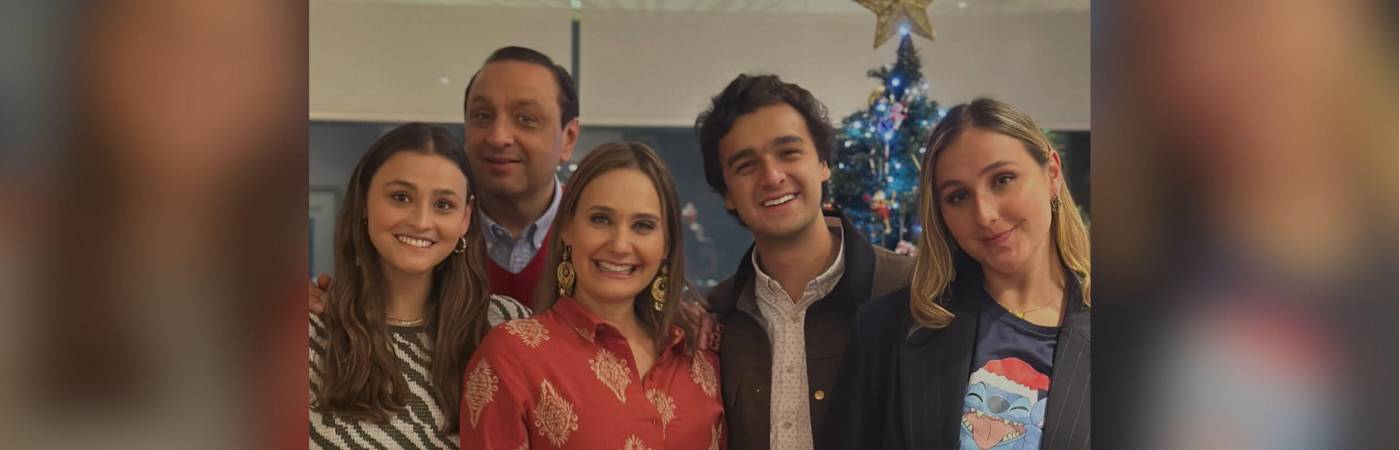 Inés María Zabaraín (centro) junto a su esposo Jorge Alfredo Vargas y sus hijos Sofía (izq.), Felipe (centro) y Laura (der). FOTO: REDES SOCIALES