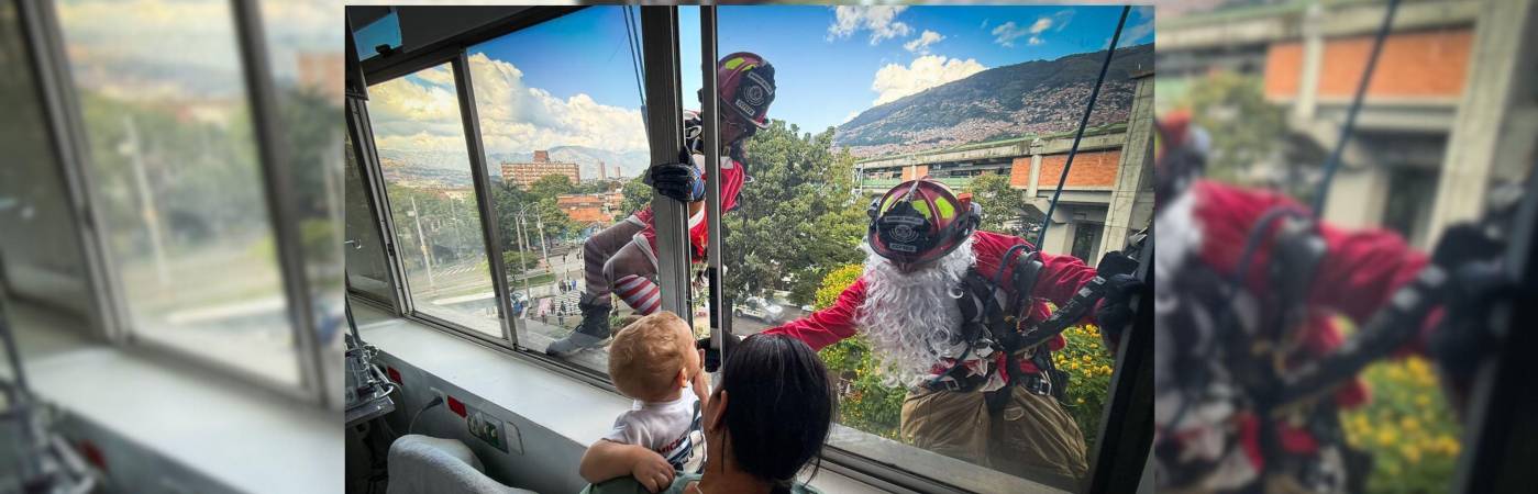 Bomberos llevaron alegría al hospital infantil. FOTO: ALCALDÍA DE MEDELLÍN