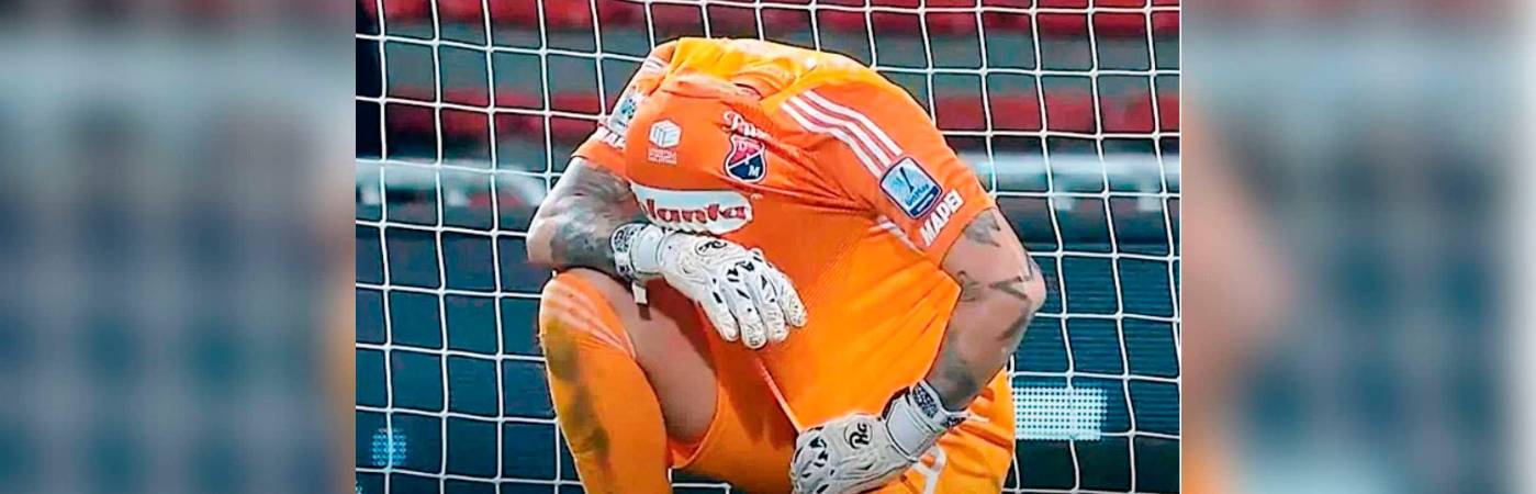 Washington Aguerre se tapó la cara después del empate del América. Y es que, hasta ese momento, el uruguayo era figura con 5 paradas. /FOTO: CAPTURA WIN SPORTS