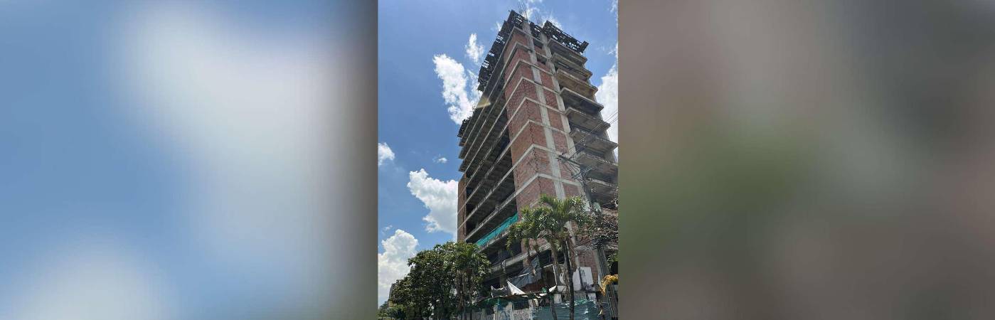 De este edificio cayeron los elementos que lesionaron al motociclista en la avenida Las Vegas. /FOTO: CORTESÍA BOMBEROS ENVIGADO