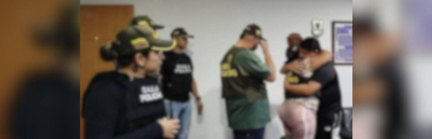 Las víctimas tras ser rescatadas. FOTO: POLICÍA NACIONAL