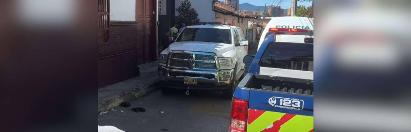 La Policía se desplazó al barrio Belchite, en Rionegro, tras recibir la denuncia del cuerpo abandonado en vía pública. /FOTO: CORTESÍA