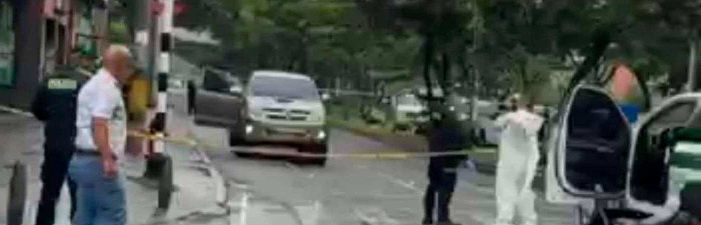 El expolicía se movilizaba a bordo de esta camioneta cuando fue atacado por el sicario. /FOTO: CORTESÍA