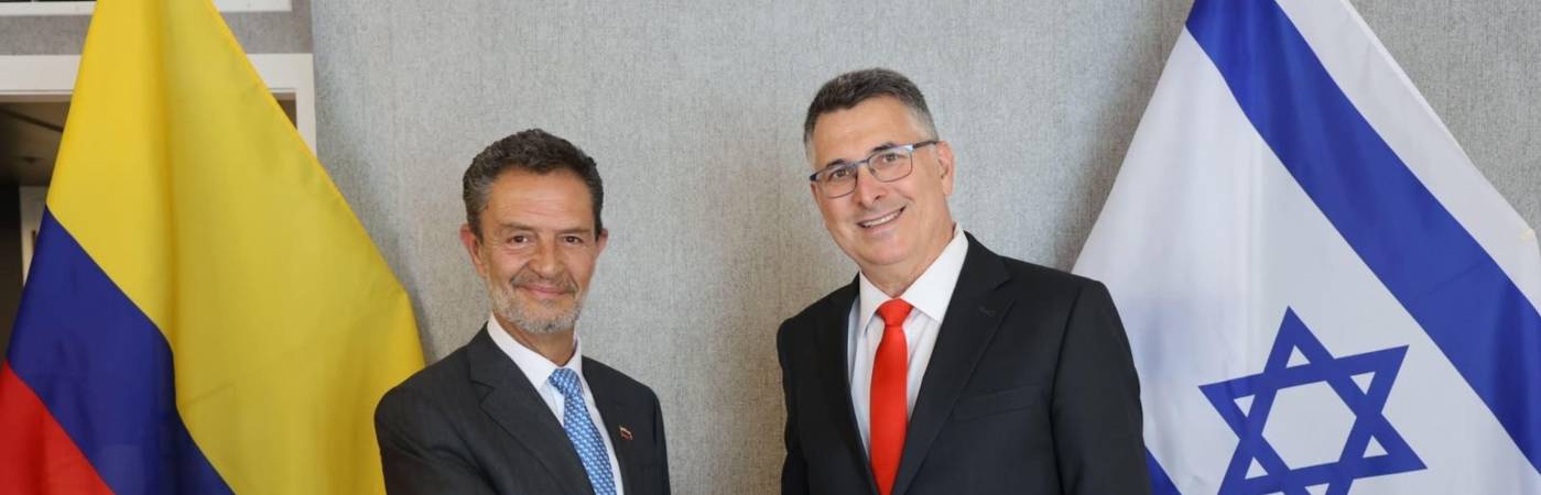 Gideon Saar (der.), ministro de Relaciones Exteriores de Israel, tras una reunión con Ómar Bula, quien ocupará el cargo de canciller durente el Gobierno de Abelardo de la Espriella. FOTO: GIDEON SAAR