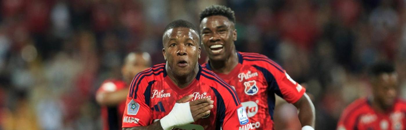 Francisco Chaverra (adelante) el autor del segundo gol del DIM y John Montaño (atrás) el asistidor. FOTO: CAMILO SUÁREZ