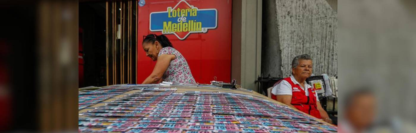 Venta de loterías en Medellín. FOTO: MANUEL SALDARRIAGA