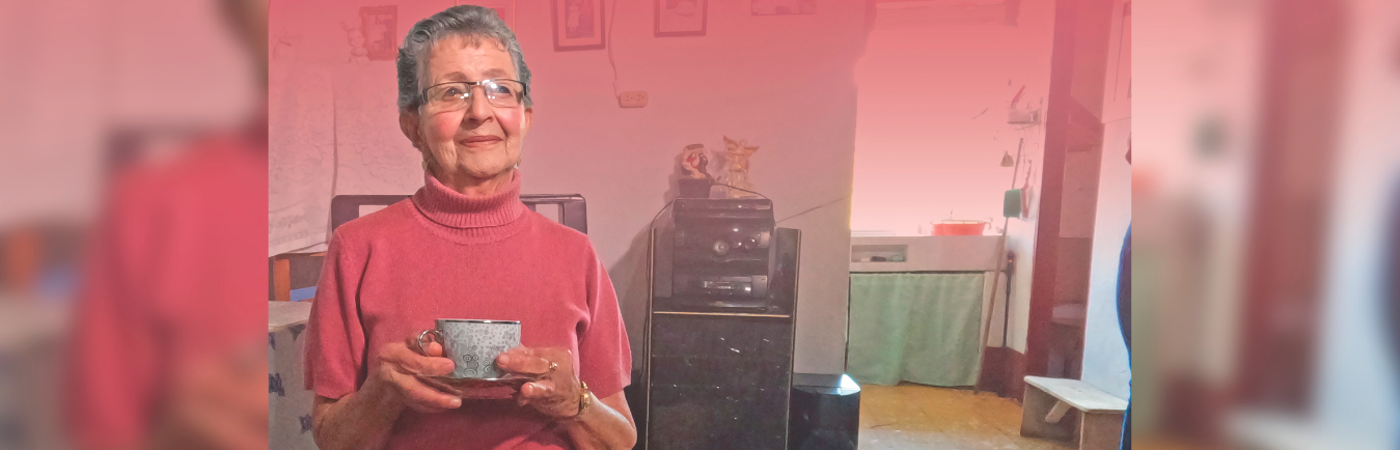 Romelia de Jesús Hurtado disfruta todas las mañanas de un tinto, en la tranquilidad de su hogar. /FOTOS: CORTESÍA