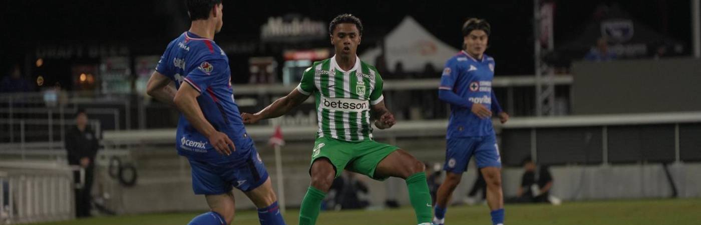 Cristian Uribe en disputa de balón - Nacional vs. Cruz Azul de México. FOTO: TOMADA DE X @RADIOMUNERA - MÚNERA EASTMAN