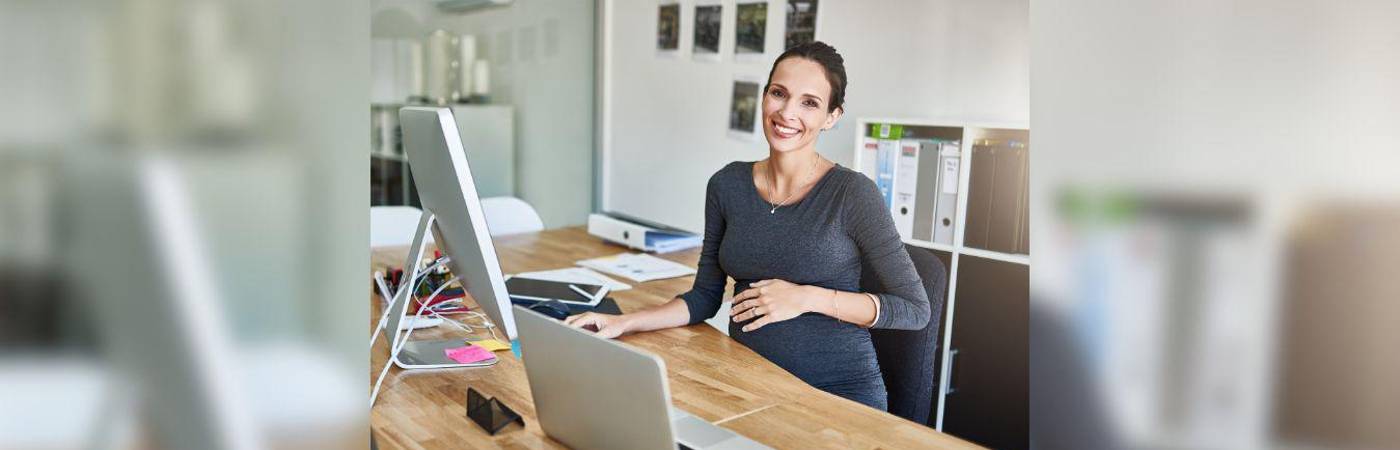 Tras el regreso al trabajo, la madre lactante tiene derecho a dos descansos diarios de 30 minutos cada uno para amamantar a su hijo, hasta que cumpla 6 meses. / FOTO: CANVA
