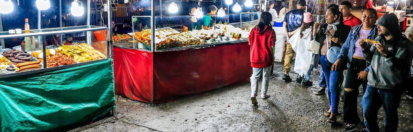 Las ventas de comidas y artículos de Navidad son las más populares en los lugares que recorren las personas para apreciar de cerca los tradicionales alumbrados. / FOTO: ARCHIVO - JAIME PÉREZ