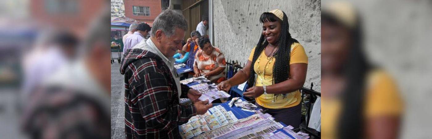 Venta de loterías y chances en el centro de Medellín. FOTO: ARCHIVO – JONATHAN CARVAJAL