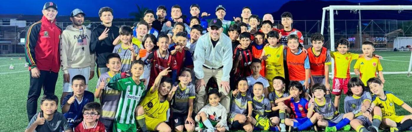 Los niños de las escuelas de fútbol compartieron con el ‘10’ de la Selección Colombia. FOTO: IG @ilbedsantasanta
