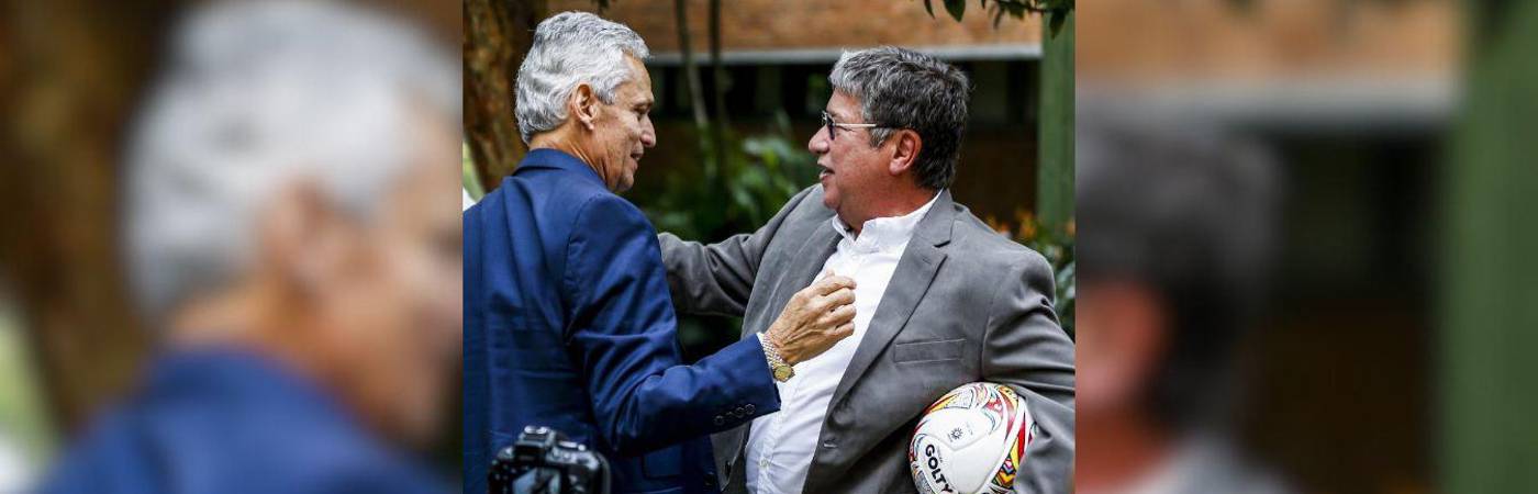 En el Mundial 2026 no habrá técnicos colombianos tras la eliminación de las selecciones dirigidas por Reinaldo Rueda (izq.) y Hernán Darío Gómez (der.). Desde México 1986 no ocurría esto. FOTO: ARCHIVO – JULIO HERRERA