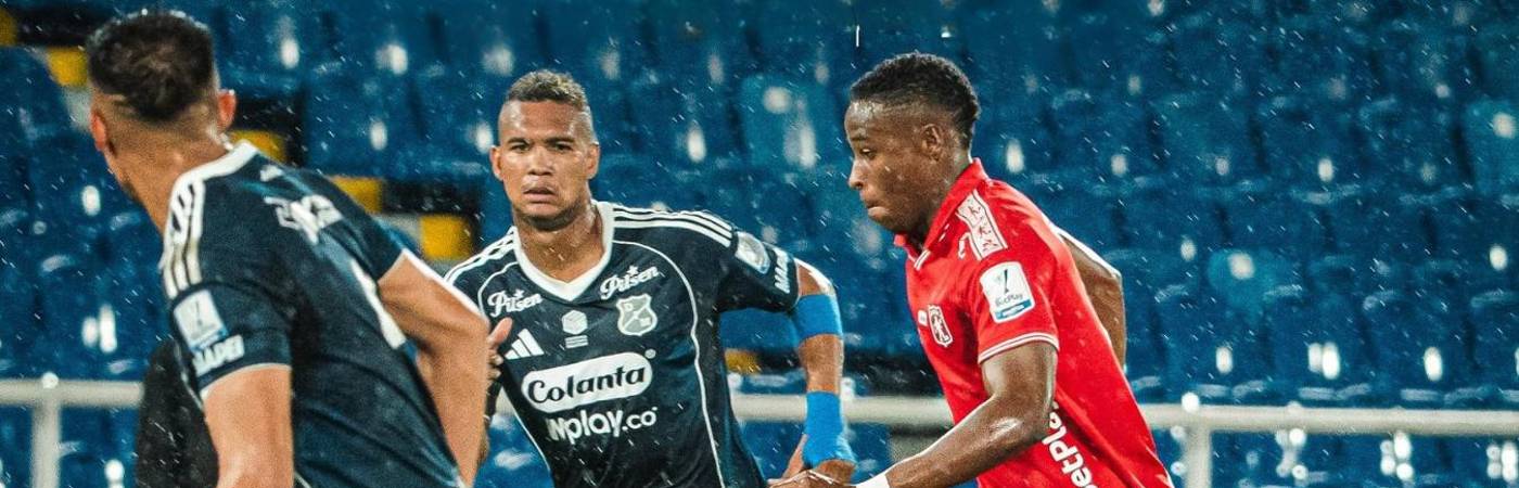 Los jugadores del DIM buscaron la victoria, pero cuando se creía que habían rescatado el empate llegó la anotación de América para la victoria del Diablo. FOTO: América de Cali