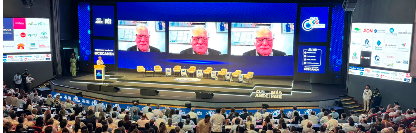 Al terminar su mensaje, recibió una ovación de pie por parte de los asistentes. / FOTO: X @charleschapmanl