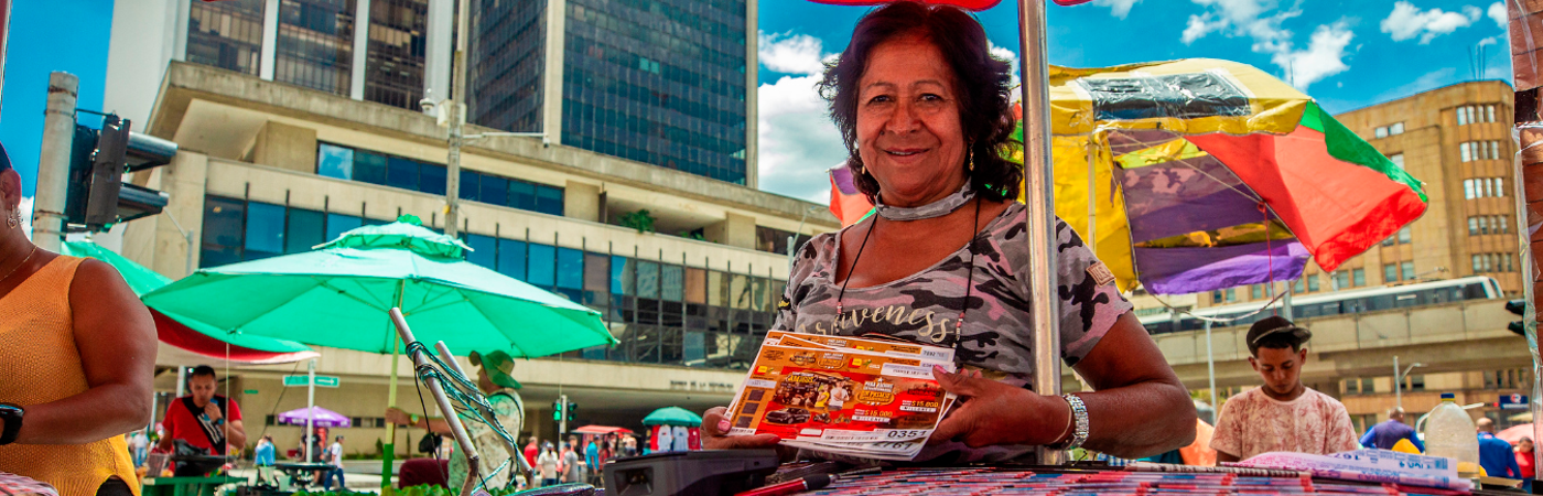 Venta de lotería en esector del parque Berrío. /FOTO: CAMILO SUÁREZ
