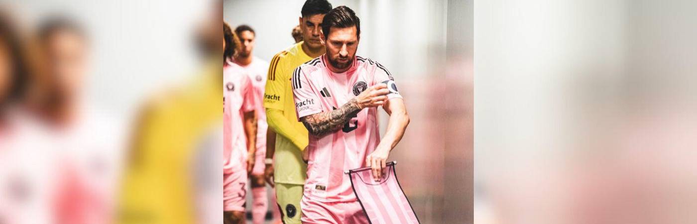 Lionel Messi alista su uniforme, el banderín y la cinta de capitán para la visita de su equipo Inter de Miami a Nacional en el Atanasio. FOTO: INTER DE MIAMI