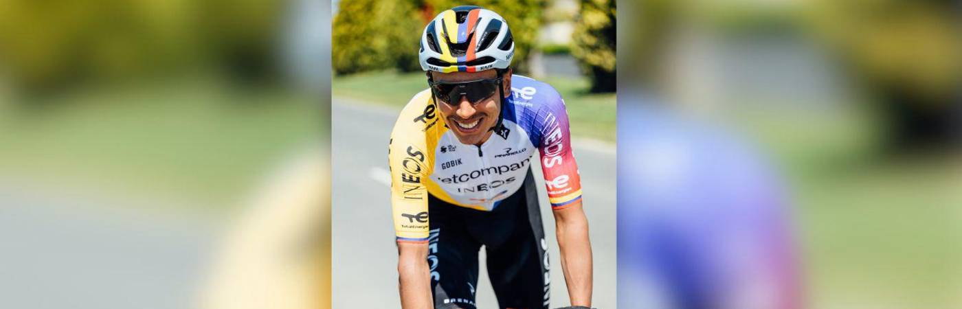 Solo van 2 etapas y Egan Bernal ya demostró a qué fue y por qué ya fue campeón de la Corsa Rosa. FOTO: X NETCOMPANY INEOS.