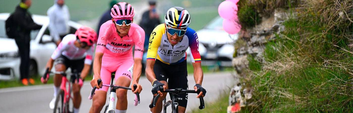Egan Bernal, quien lleva en su casco el amarillo, azul y rojo, se mantiene como el mejor entre los colombianos. /FOTO: GETTY.