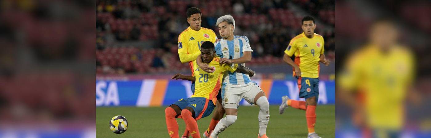Joel Canchimbo (centro - #20) y Emilio Aristizábal (derecha) fueron dos de los jugadores más destacados de Colombia en el juego de la semifinal ante Argentina. / FOTO: CONMEBOL