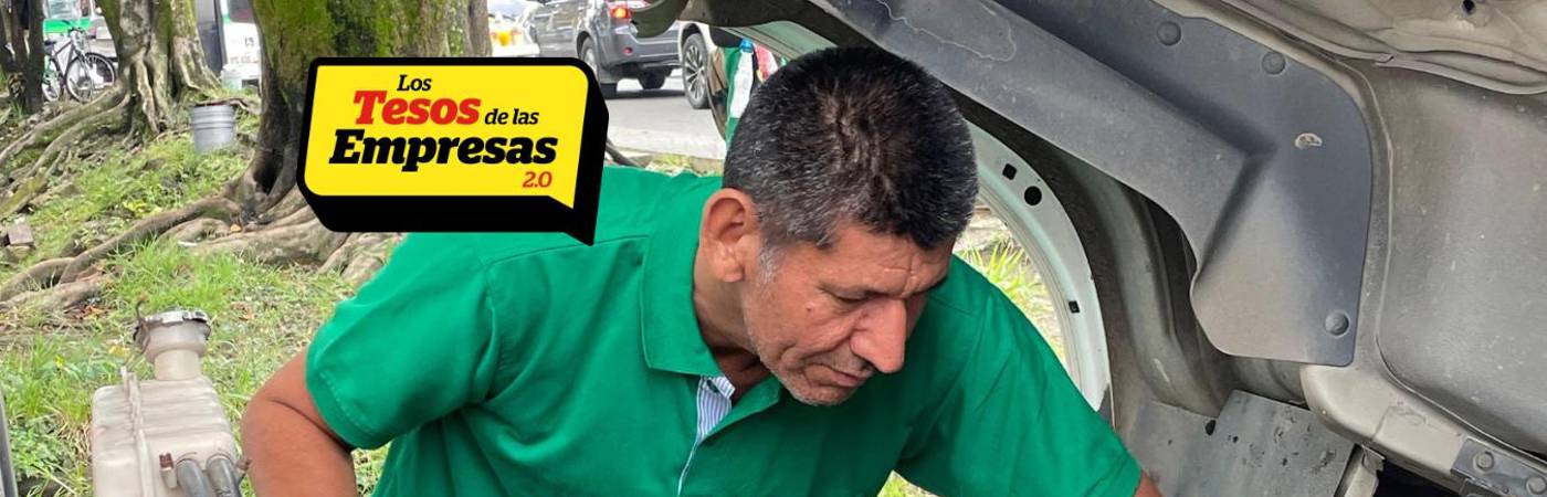 Cristóbal siempre revisa con cuidado antes de dar un diagnóstico. La idea es tratar de solucionar y evitar que el vehículo tenga que ir a un taller. FOTO: JAIDER ESCOBAR