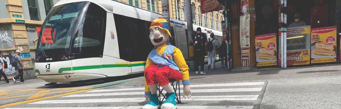 Los peatones que cruzan a las carreras y sin mirar para el piso terminan aporreados por el daño de estas vías en el centro de Medellín. FOTO: SINDY VALLE