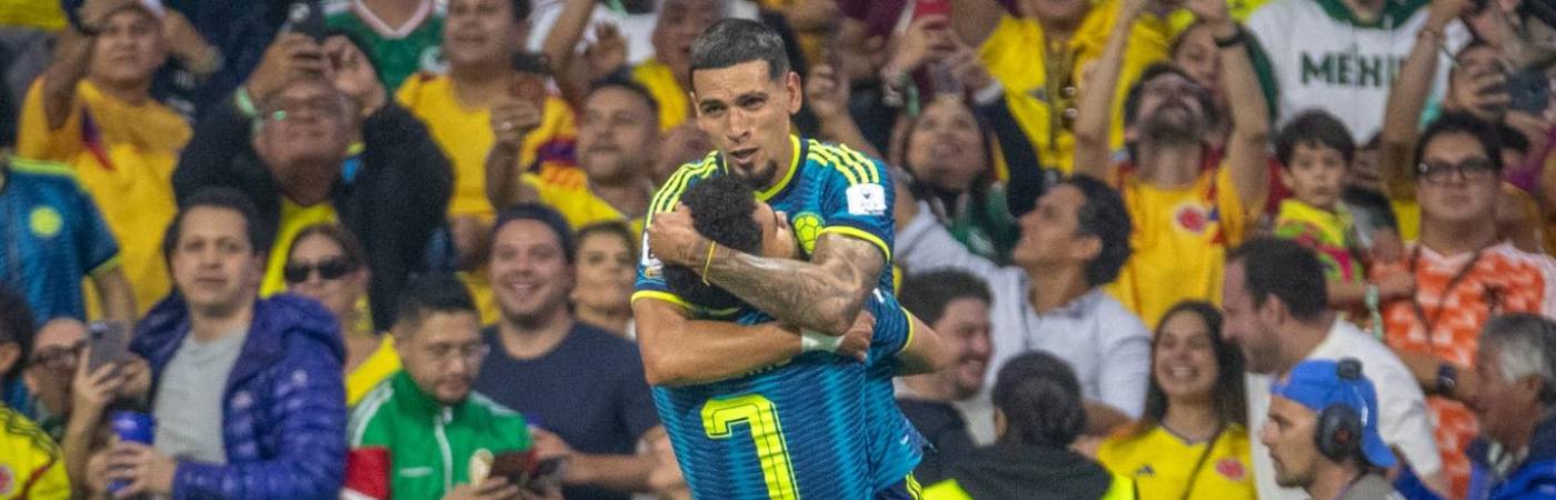 Daniel Muñoz (arriba) y Luis Díaz (abajo) celebrando el segundo gol de la Selección Colombia ante Uzbekistán. FOTO: JUAN ANTONIO SÁNCHEZ - ENVIADO ESPECIAL