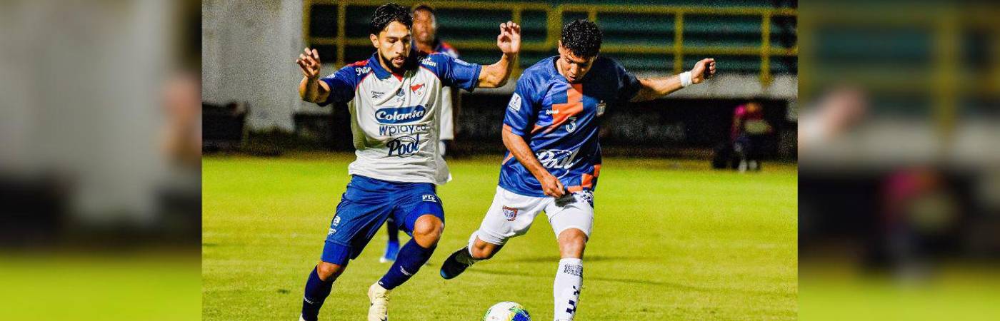 Jeison Medina (izq.) le había dado el empate parcial al Medallo, pero no fue suficiente para evitar la derrota en Boyacá, donde no ingresan hinchas ni locales ni visitantes por decisión de las autoridades locales. FOTO: MCGIVER BARÓN / COLPRENSA