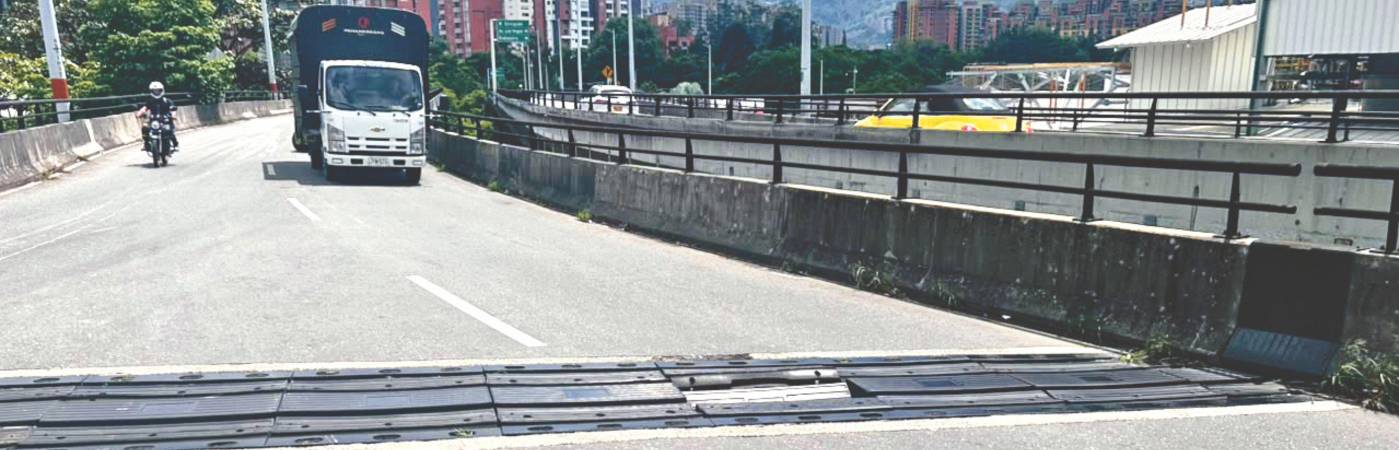 Los motociclistas son los actores viales más vulnerables ante esta situación, pues podrían perder el control de sus vehículos y provocar un accidente. FOTOS: FAISURY SÁNCHEZ Y CAMILO SUÁREZ