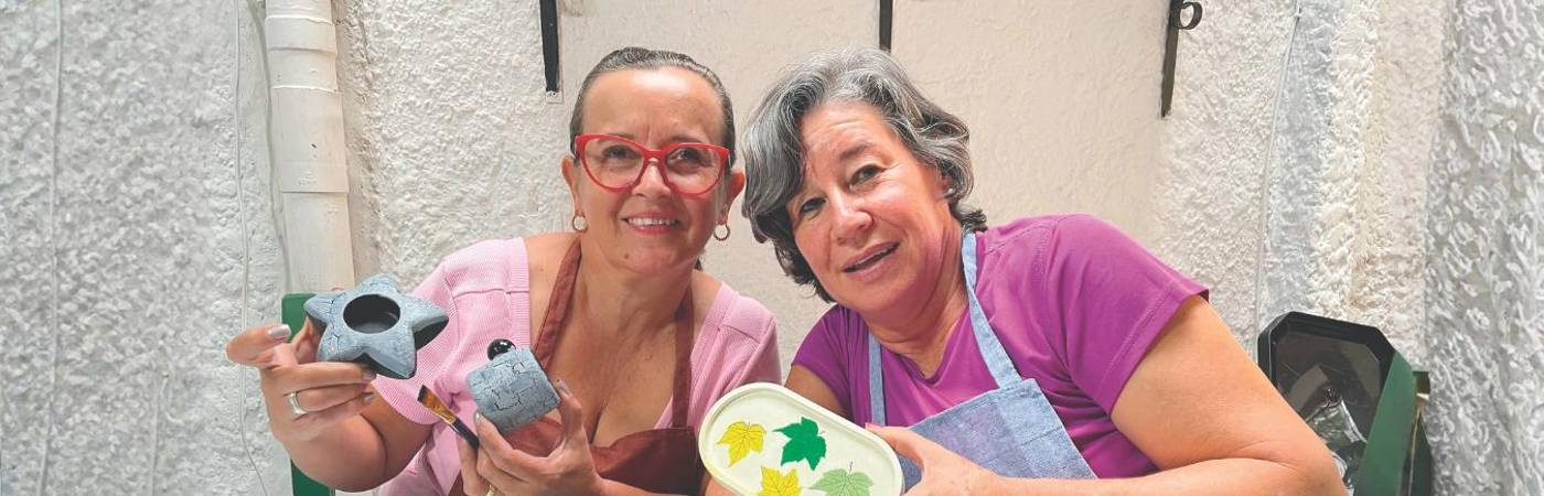 Claudia Mercado (izq.) y Blanca Arroyave (der.), posan con su trabajo. FOTO: JAIDER ESCOBAR