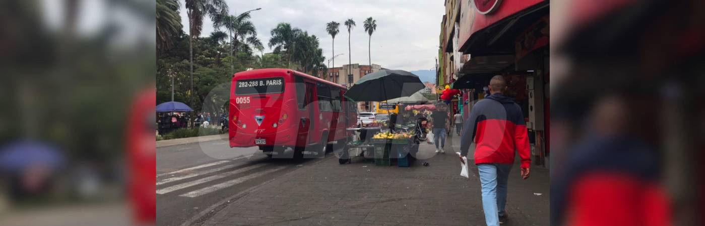 En esta acera de la calle 53, avenida de Greiff, con la carrera 53, Bolívar, frente a Plaza Botero, se desplomó la víctima tras ser apuñalada. FOTO: LAURA ROSA JIMÉNEZ VALENCIA